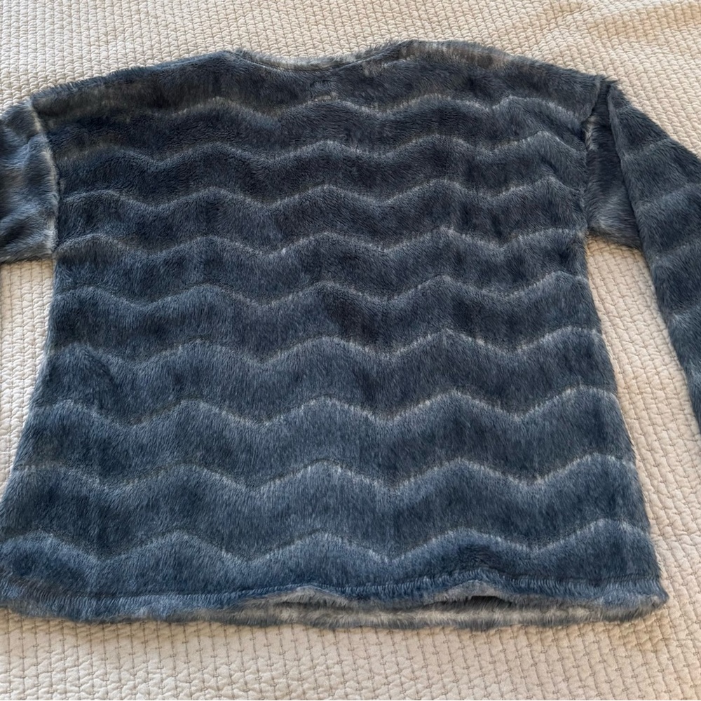 Gray Fuzzy Wave Pattern Sweater - Picture 2 of 2